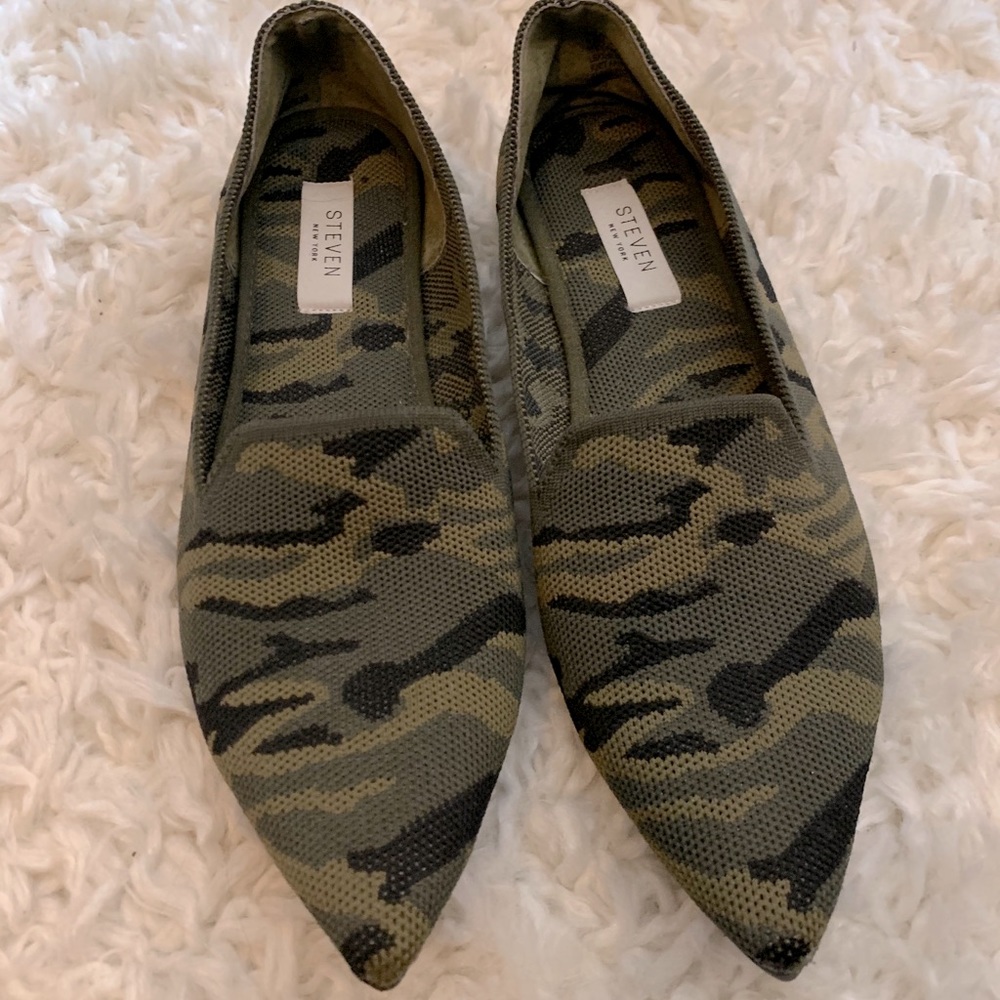 NWOT Steve Madden camo knit flats. Sz 8.5